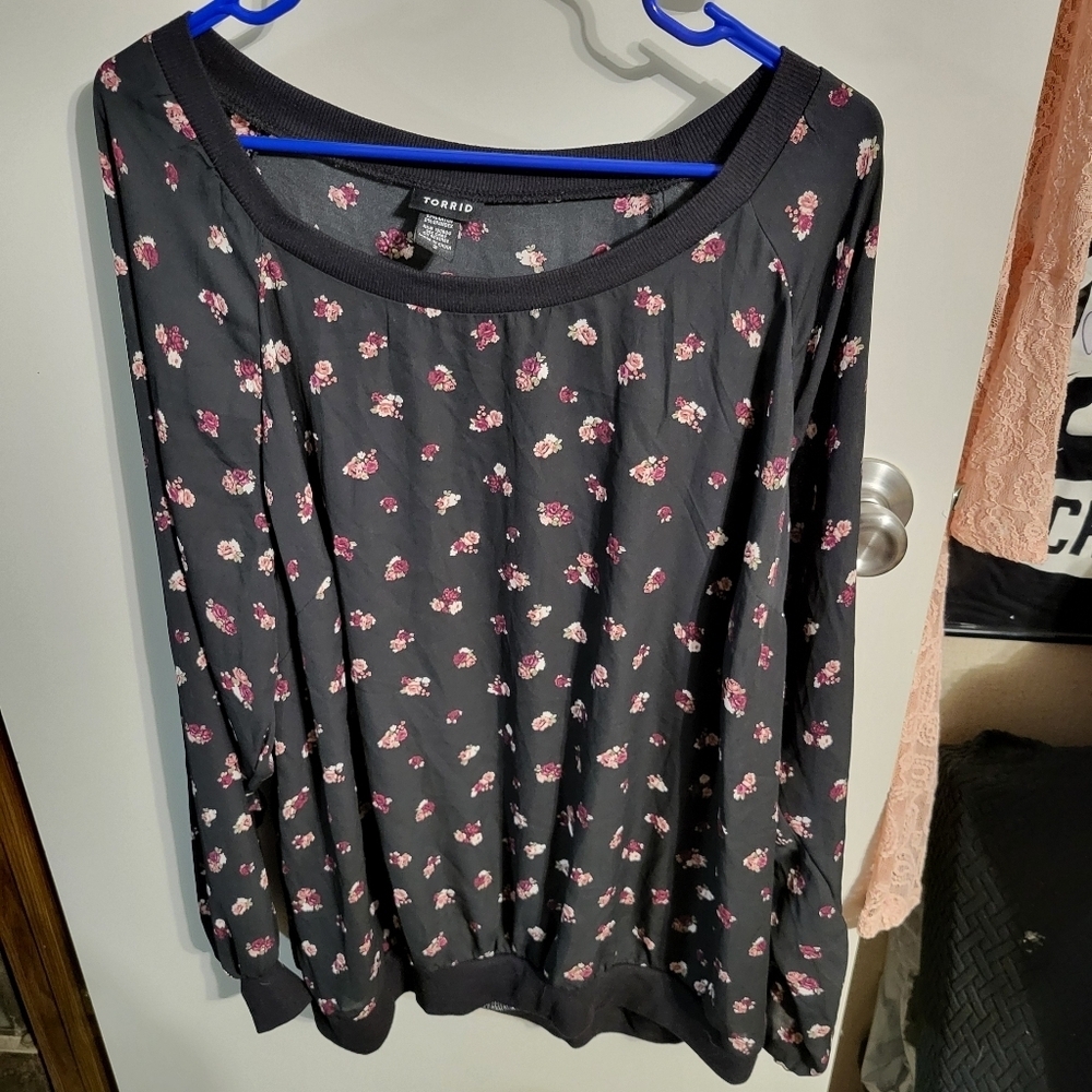 TORRID FLORAL TOP SZ 3